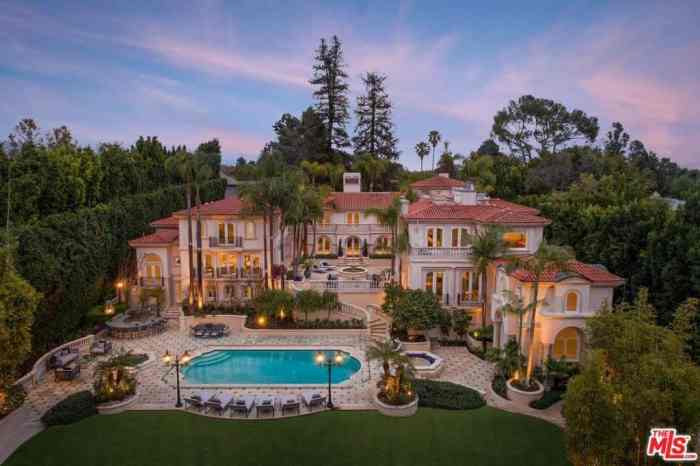 14 Mega-Mansions with 20,000+ Sq. Ft. (Photo Galleries)